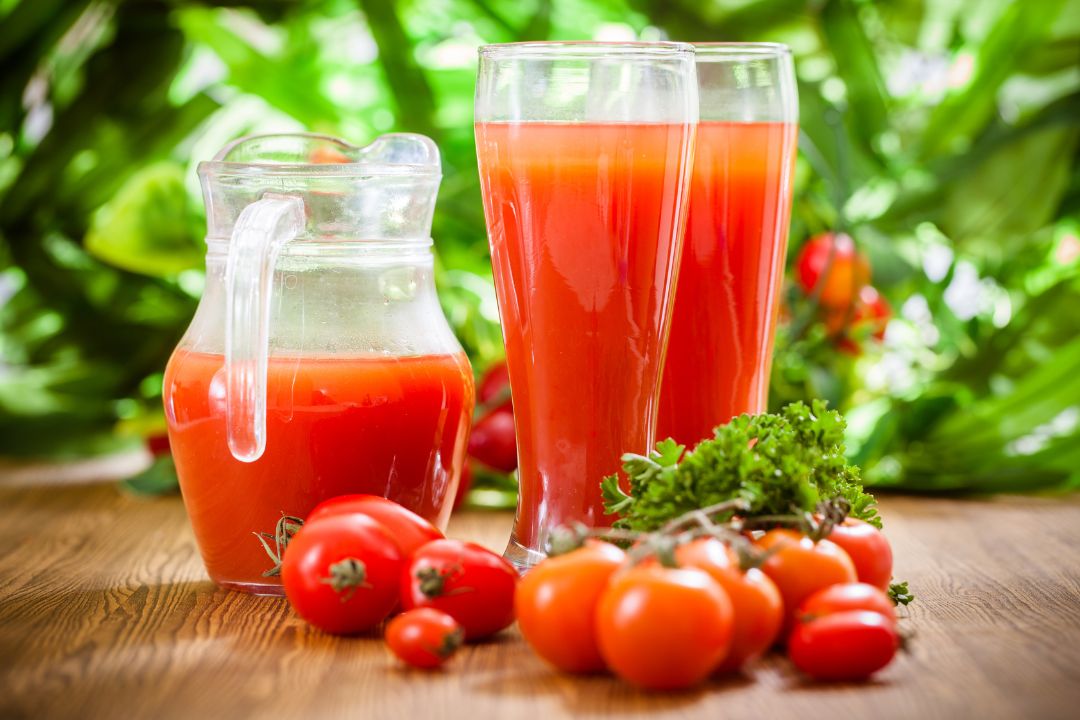 nước ép từ quả cà chua sẽ có chứa rất nhiều các loại dưỡng chất như Lutein, zeaxanthin, beta-carotene